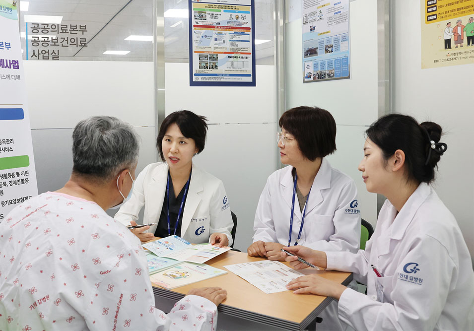 인천권역책임의료기관 퇴원환자 상담 모습-퇴원환자지역사회 연계사업을 설명하고 있다